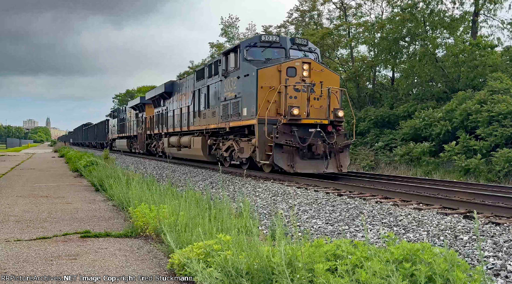 CSX 3032 leads B157.